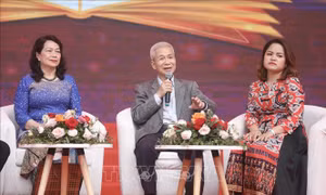 Chương trình giao lưu khách mời tại gala tiếng hát người làm báo. Ảnh: Minh Quyết - TTXVN