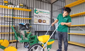 Nông dân trẻ Trần Văn Hảo đam mê sáng tạo máy nông nghiệp