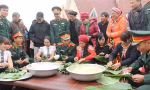Chương trình “Gói bánh chưng xanh cùng người nghèo ăn Tết” tặng quà người có hoàn cảnh khó khăn, nạn nhân da cam