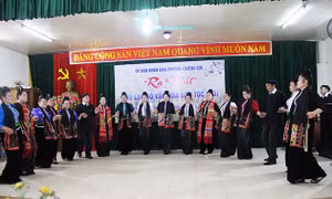 Các thành viên CLB văn hóa Thái ở bản Chậu Cọ, phường Chiềng Cơi, thành phố Sơn La (tỉnh Sơn La), múa xòe truyền thống trong lễ ra mắt CLB hồi tháng 10/2021. Ảnh: baosonla.org.vn