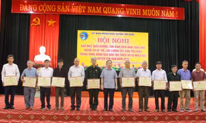 Ông Phạm Ninh Thái, Bí Thư Huyện ủy Yên Sơn trao giấy khen Giấy khen cho các cá nhân, người uy tín, lực lượng cốt cán tiêu biểu. Ảnh: Văn Thưởng