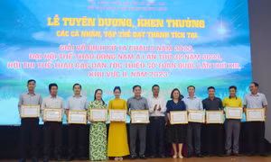 Tặng Bằng khen của Chủ tịch UBND tỉnh Đắk Lắk cho các cá nhân có thành tích xuất sắc tại Hội thi thể thao các dân tộc thiểu số toàn quốc lần thứ XIII, khu vực II năm 2023. Ảnh: Hoài Thu – TTXVN