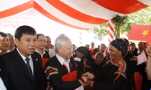 Tổng Bí thư, Chủ tịch nước Nguyễn Phú Trọng với đồng bào dân tộc các buôn, thôn xã Dur Kmăl, huyện Krông Ana. Ảnh: Trí Dũng/TTXVN