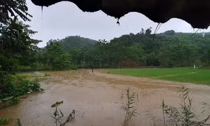 Mưa ngập ở tổ dân phố số 2, tỉnh lộ 157 đường đi vào thôn Khởi Khe, Quy Ke và Cốc Né, thị xã Phong Hải, huyện Bảo Thắng sau trận mưa lớn đêm 27/7/2023. Ảnh: TTXVN phát
