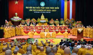 Nghi thức suy tôn Đức Trưởng lão Hòa thượng Thích Trí Quảng lên ngôi vị Pháp chủ Hội đồng Chứng minh Giáo hội Phật giáo Việt Nam. Ảnh: Minh Đức - TTXVN