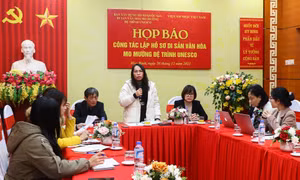 Bà Bùi Thị Niềm, Giám đốc Sở Văn hóa, Thể thao và Du lịch tỉnh Hòa Bình phát biểu tại buổi họp báo. Ảnh: Trọng Đạt - TTXVN