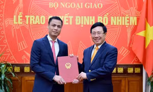 Ủy viên Bộ Chính trị, Phó Thủ tướng, Bộ trưởng Ngoại giao Phạm Bình Minh trao quyết định cho ông Đặng Hoàng Giang. Ảnh: baoquocte.vn