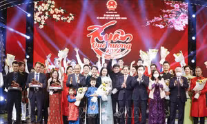 Chủ tịch nước Nguyễn Xuân Phúc cùng Phu nhân và các đồng chí Lãnh đạo Đảng, Nhà nước, Mặt trận Tổ quốc Việt Nam chung vui với kiều bào và nghệ sĩ tại Chương trình Xuân Quê hương năm 2022. Ảnh: Thống Nhất – TTXVN