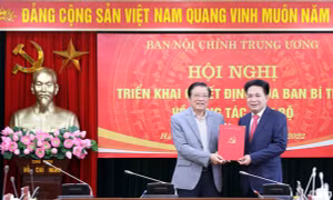Trưởng Ban Nội chính Trung ương Phan Đình Trạc trao quyết định và chúc mừng ông Nguyễn Văn Yên. Ảnh: vov.vn