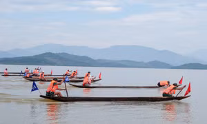 Khai hội đua thuyền độc mộc tranh cúp A Sanh