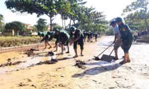 Bộ đội Biên phòng Quảng Bình hỗ trợ người dân tái thiết cuộc sống sau lũ