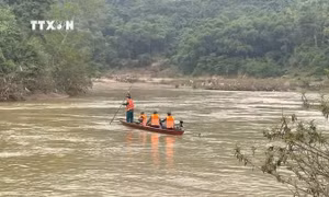 Tìm thấy thi thể một trong hai thiếu nhi bị mất tích trên sông Nậm Mộ