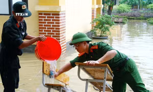 Quảng Bình: Tận dụng nước lũ để vệ sinh trường lớp khi nước rút