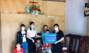 Hội Liên hiệp phụ nữ huyện Đắk Mil (Đắk Nông) tổ chức trao mô hình sinh kế giúp đỡ cho gia đình chị Hoàng Thị Truyền, hội viên phụ nữ thôn Xuân Bình, xã Đắk Sắk. Ảnh: TTXVN phát