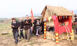 Sau nghi lễ cúng cầu mưa, cả đoàn lễ đi vòng quanh chùa 3 vòng để tỏ lòng thành kính và xin phép thần linh cho nhân dân được tổ chức lễ té nước. Ảnh: Đinh Thuỳ/TTXVN