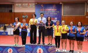 Ban tổ chức trao giải nội dung đôi nữ tại Giải Bóng bàn Cúp Hội Nhà báo Việt Nam năm 2020. Ảnh: Minh Quyết - TTXVN