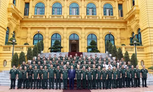 Chủ tịch nước Nguyễn Xuân Phúc chụp ảnh lưu niệm với các đại biểu tham dự buổi gặp mặt. Ảnh: Thống Nhất – TTXVN