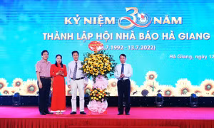 Phó Chủ tịch Thường trực Hội Nhà báo Việt Nam Nguyễn Đức Lợi trao tặng lẵng hoa chúc mừng 30 năm Ngày thành lập Hội Nhà báo Hà Giang. Ảnh: Minh Tâm-TTXVN