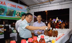 Ông Nguyễn Văn Hòa, Phó Bí thư Tỉnh ủy Kon Tum, tham quan sản phẩm nông sản bán tại Phiên chợ. Ảnh: kontum.gov.vn