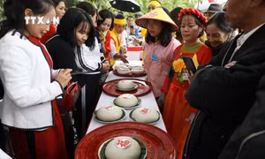 Gìn giữ nét đẹp văn hóa truyền thống gói bánh chưng, giã bánh giầy