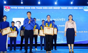 “Cõng" vốn chính sách lên non ở Phú Thọ