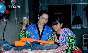 Chị Lầu Thị Tro thoát nghèo từ trang phục truyền thống