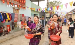 Phục dựng Lễ Khăm bản - Tết té nước truyền thống dân tộc Lào