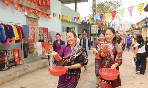 Phục dựng Lễ Khăm bản - Tết té nước truyền thống dân tộc Lào