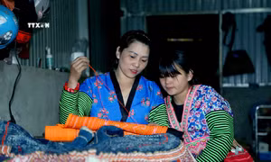 Chị Lầu Thị Tro thoát nghèo từ trang phục truyền thống