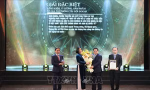 Thủ tướng Chính phủ Phạm Minh Chính trao giải Đặc biệt cho nhóm tác giả có Sáng kiến ý tưởng, sản phẩm có giá trị thông tin đối ngoại. Ảnh: Minh Quyết - TTXVN