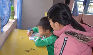 Em H.K. (sinh năm 2014) bị nhiễm HIV từ khi sinh ra, được chăm sóc tận tình tại Trung tâm Bảo trợ Xã hội tỉnh Đắk Lắk. Ảnh: Hoài Thu