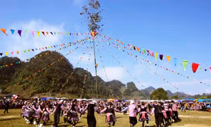 Người Mông ở Hòa Bình tưng bừng đón xuân với lễ hội Gầu Tào