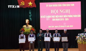 Trao tặng Bằng khen của Chủ tịch Ủy ban nhân dân tỉnh Kon Tum cho 3 tập thể và 5 cá nhân đã có thành tích xuất sắc. Ảnh: Khoa Chương - TTXVN