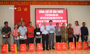 Chủ tịch Ủy ban Trương ương Mặt trận Tổ quốc Việt Nam Đỗ Văn Chiến động viên người nghèo và công nhân lao động tại Bình Phước