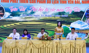 Các đồng chí chủ trì Hội thảo với chủ đề “Yên Bái - Nơi hội tụ sắc màu Tây Bắc”. Ảnh: Việt Dũng - TTXVN