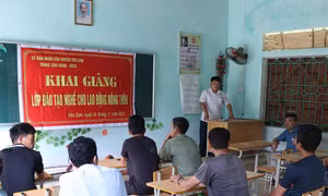 Trung tâm Giáo dục nghề nghiệp - Giáo dục thường xuyên huyện Yên Sơn mở lớp đào tạo nghề điện kết hợp với sửa chữa máy nông nghiệp tại thôn Tấu Lìn, xã Hùng Lợi, huyện Yên Sơn, tỉnh Tuyên Quang. Ảnh: Văn Thưởng