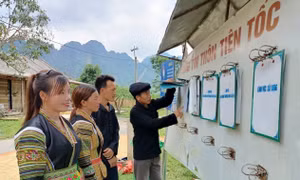 Ông Giàng A Chềnh (đứng thứ nhất) người uy tín thôn Tiên Tốc, xã Bình An huyện Lâm Bình, tuyên truyền cho bà con dân tộc Mông các chính sách, pháp luật và ảnh hưởng của tảo hôn và hôn nhân cận huyết thống. Ảnh: Thu Huyền