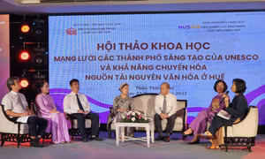 Các đại biểu, chuyên gia trao đổi, thảo luận tại hội thảo. Ảnh: Mai Trang - TTXVN