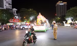 Lực lượng CSGT tỉnh thành phố Tuyên Quang làm nhiệm vụ phân luồng, điều tiết các phương tiện giao thông phục vụ Lễ hội Thành Tuyên 2023. Ảnh: Quang Cường