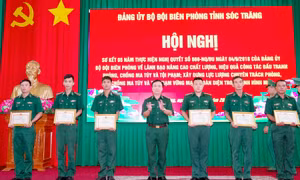 Đại tá Nguyễn Trìu Mến - Chính ủy Bộ đội Biên phòng tỉnh Sóc Trăng trao giấy khen cho các tập thể, cá nhân. Ảnh: baosoctrang.org.vn