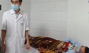 Bệnh nhân bị ngộ độc thực phẩm được điều trị tại Trung tâm Chống độc, Bệnh viện Bạch Mai (Hà Nội). Ảnh cắt từ clip của Trung tâm Truyền hình Thông tấn (Vnews)