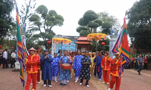 Nghi thức rước Bằng di sản văn hóa phi vật thể Quốc gia "Lễ hội Chùa Bà - Cảng thị Nước Mặn" vào Chánh điện. Ảnh: Sỹ Thắng - TTXVN