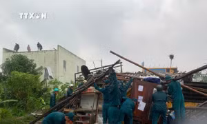 Mưa to kèm lốc xoáy làm sập hàng chục nhà của người dân Sóc Trăng
