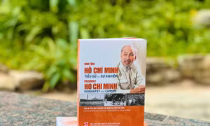 Xuất bản Cuốn sách song ngữ về cuộc đời và sự nghiệp của Chủ tịch Hồ Chí Minh​