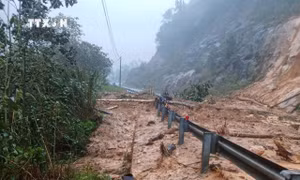 Sạt lở hàng trăm mét khối đất đá xuống đèo Khánh Lê