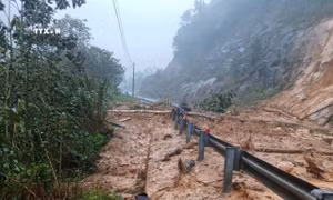 Sạt lở hàng trăm mét khối đất đá xuống đèo Khánh Lê