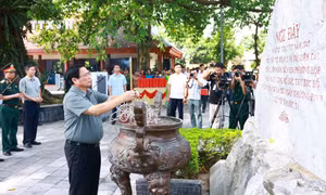 Thủ tướng Phạm Minh Chính dâng hương tri ân các Anh hùng Liệt sĩ