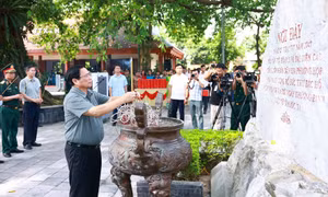 Thủ tướng Phạm Minh Chính dâng hương tri ân các Anh hùng Liệt sĩ