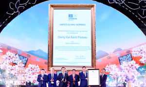 Thứ trưởng Bộ Văn hoá, TT&DL Hoàng Đạo Cương trao Bằng chứng nhận tái công nhận Công viên địa chất toàn cầu UNESCO Cao nguyên đá Đồng Văn lần thứ III cho Chủ tịch UBND tỉnh Nguyễn Văn Sơn và Chủ tịch UBND 4 huyện vùng Cao nguyên đá. Ảnh: baohagiang.vn