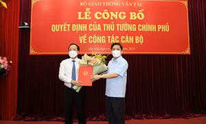Bộ trưởng Bộ GTVT Nguyễn Văn Thể trao Quyết định bổ nhiệm ông Nguyễn Duy Lâm làm Thứ trưởng Bộ GTVT. Ảnh: mt.gov.vn 